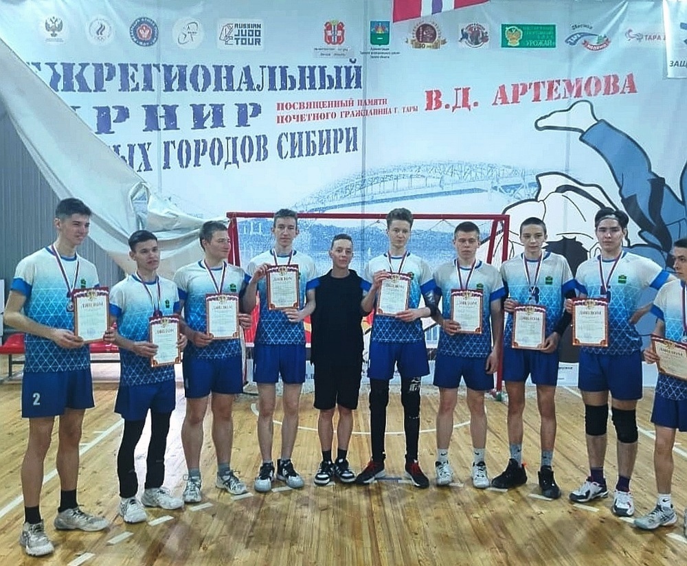 Знаменские волейболисты завоевали серебро в финале областного турнира сельских обучающихся.