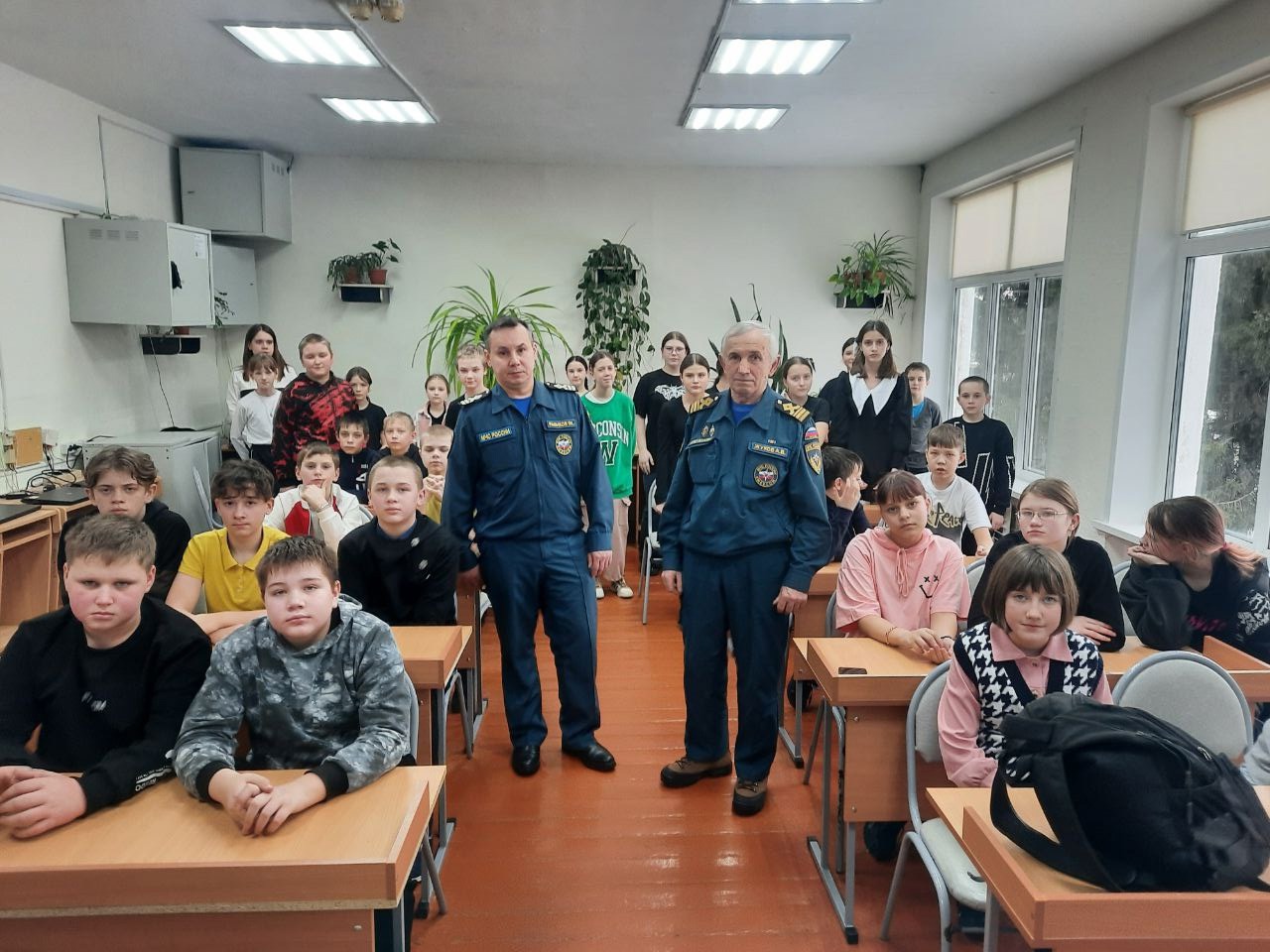 Инспекторы Тарского инспекторского участка Центра ГИМС провели беседы с детьми в учебных заведениях.