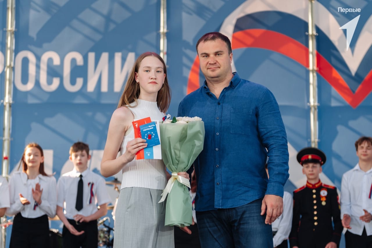 В День России Виталий Хоценко вручил паспорта юным омичам.