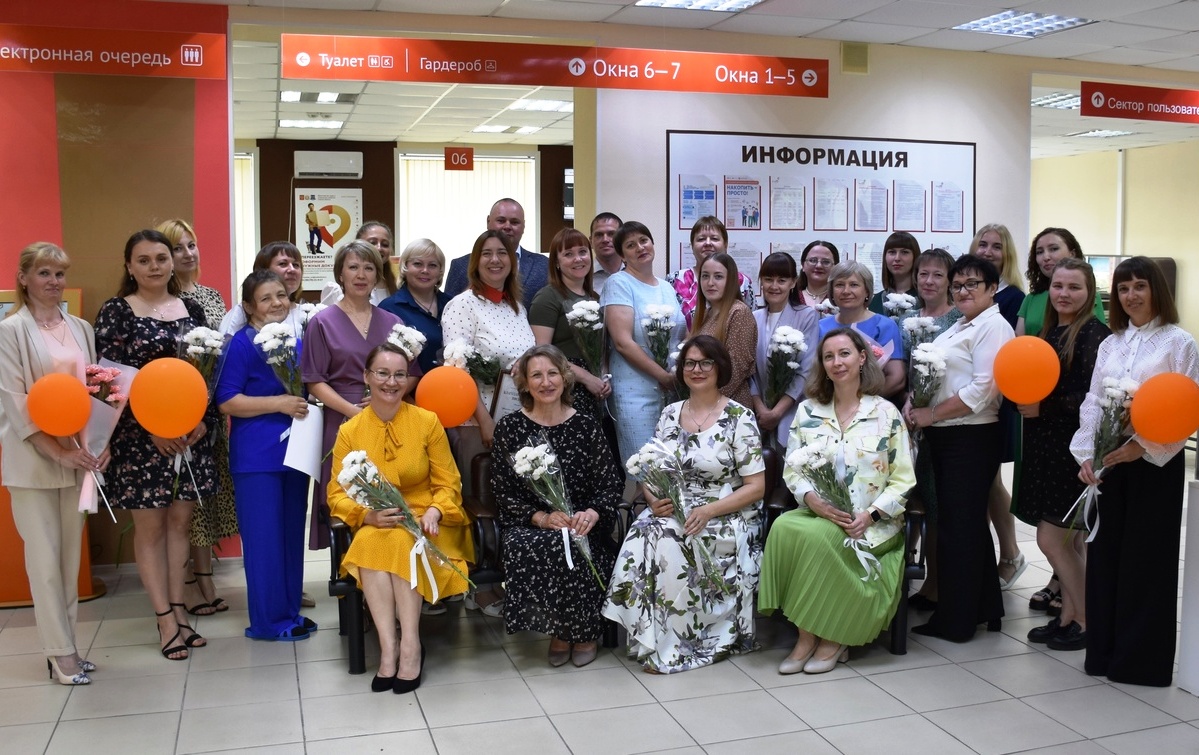 В МФЦ Знаменского района прошла торжественная церемония, посвященная Дню социального работника.