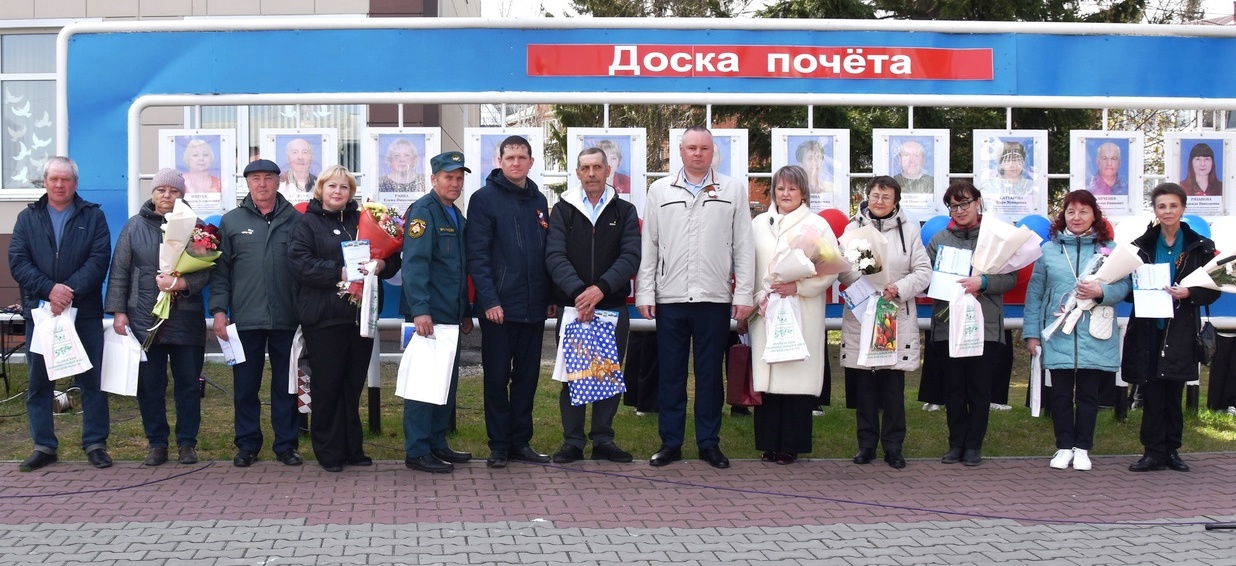 1 мая состоялось торжественное открытие обновленной районной Доски почета.