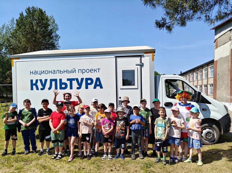 Мобильный автоклуб Районного дома культуры возобновил свою работу. Мобильный автоклуб Районного дома культуры возобновил свою работу.