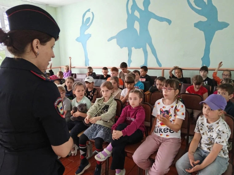 В Знаменском районе ведется активная профилактическая работа «Осторожно! Мошенники!». В Знаменском районе ведется активная профилактическая работа «Осторожно! Мошенники!».