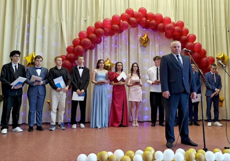 В школах Знаменского района прошли выпускные вечера. В школах Знаменского района прошли выпускные вечера.